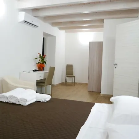 Opera Boutique 3* Монреале